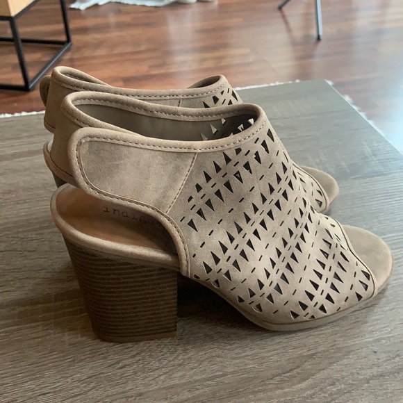 Indigo Shoes - Tan 9M Open-Toed Heels